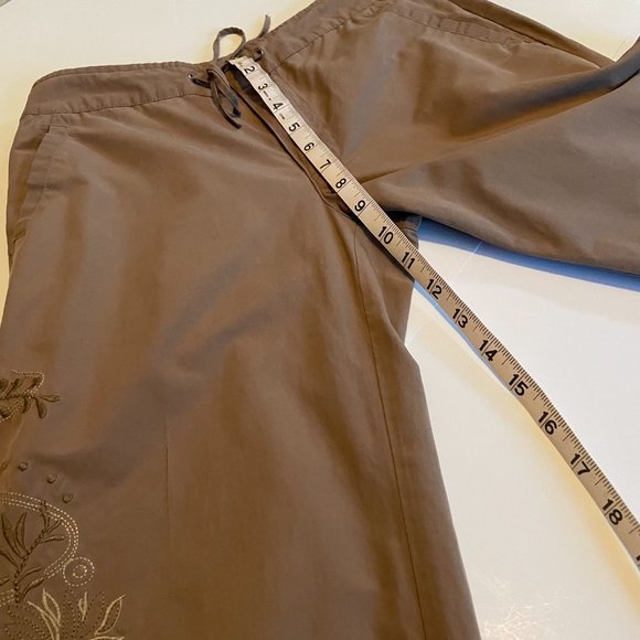 Floral Embroidered Capri - Picture 5 of 7